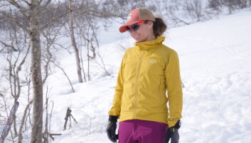 DYKTIG SKUESPILLER: Julia Fieler ser på mens kursdeltagerne gjør hjerte- og lungeredning på en dukke. Hun bidro også som skuespiller i rollen som skredtatt. DYKTIG SKUESPILLER: Julia Fieler ser på mens kursdeltagerne gjør hjerte- og lungeredning på en dukke. Hun bidro også som skuespiller i rollen som skredtatt.