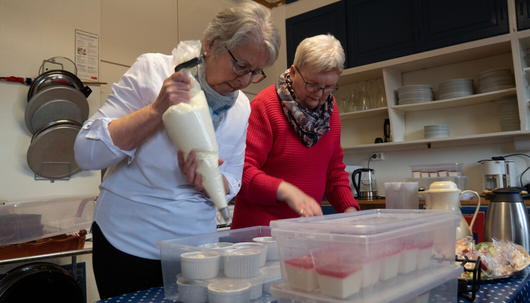 For Aashild Sætren er det viktig å bidra for lokalmiljøet. Sammen med kollega i frivilligsentralen, Solfrid Lødemel forbereder hun mat til dagens seniortreff.