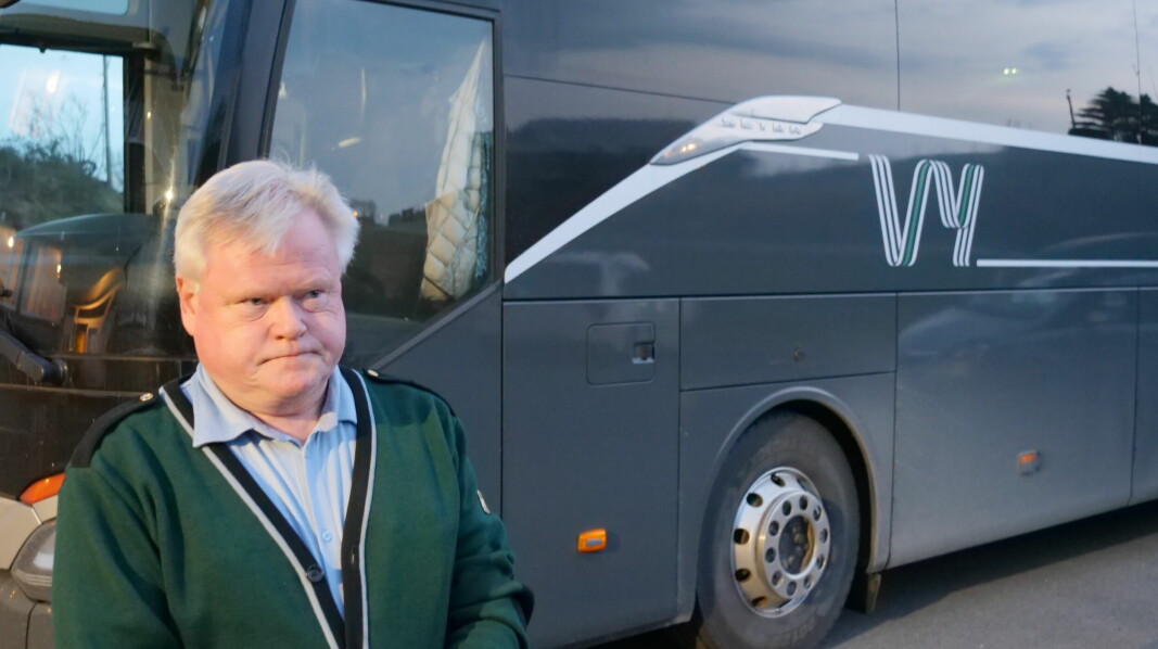 LANG REISE BAK SEG: Knut Egil har reist frå Oslo til Ulsteinvik med flyktningar i bussen.