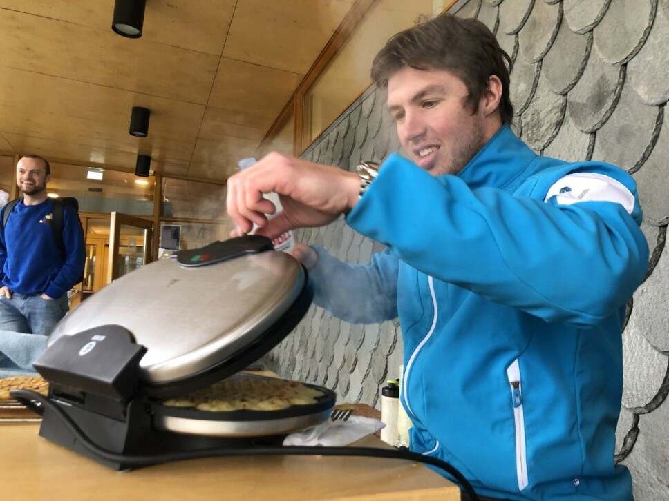 STOR TRØKK: Student Sigurd Sulheim selger vafler på vaffeldagen for å støtte Ukraina.