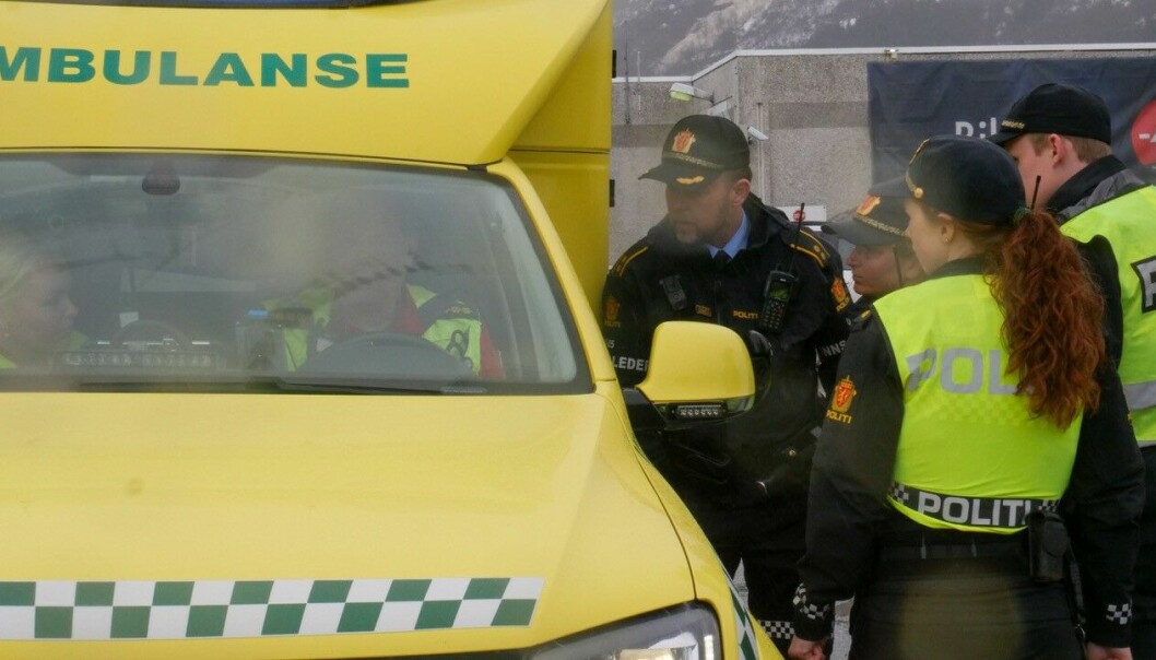 ØRSTA: Politiet diskuterer situasjonen med ambulansepersonell.