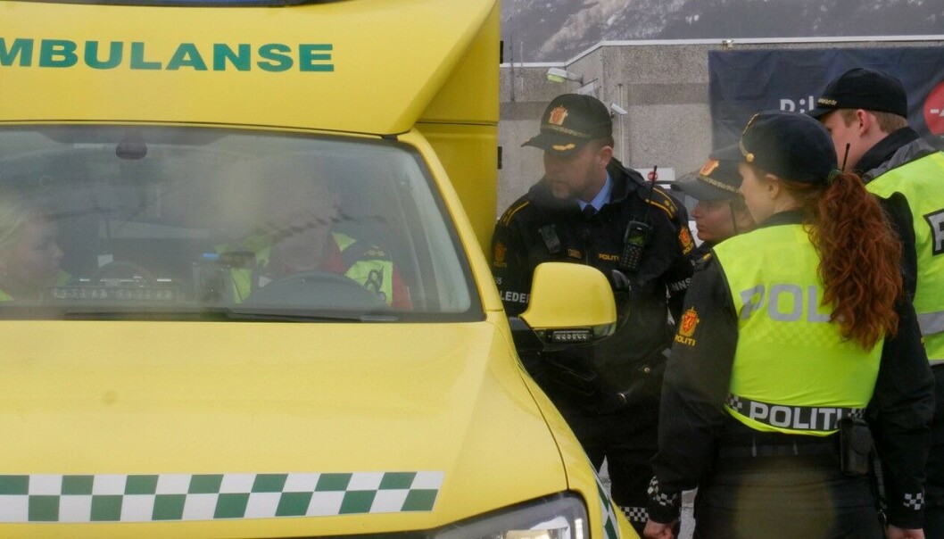 ØRSTA: Politiet diskuterer situasjonen med ambulansepersonell. ØRSTA: Politiet diskuterer situasjonen med ambulansepersonell.