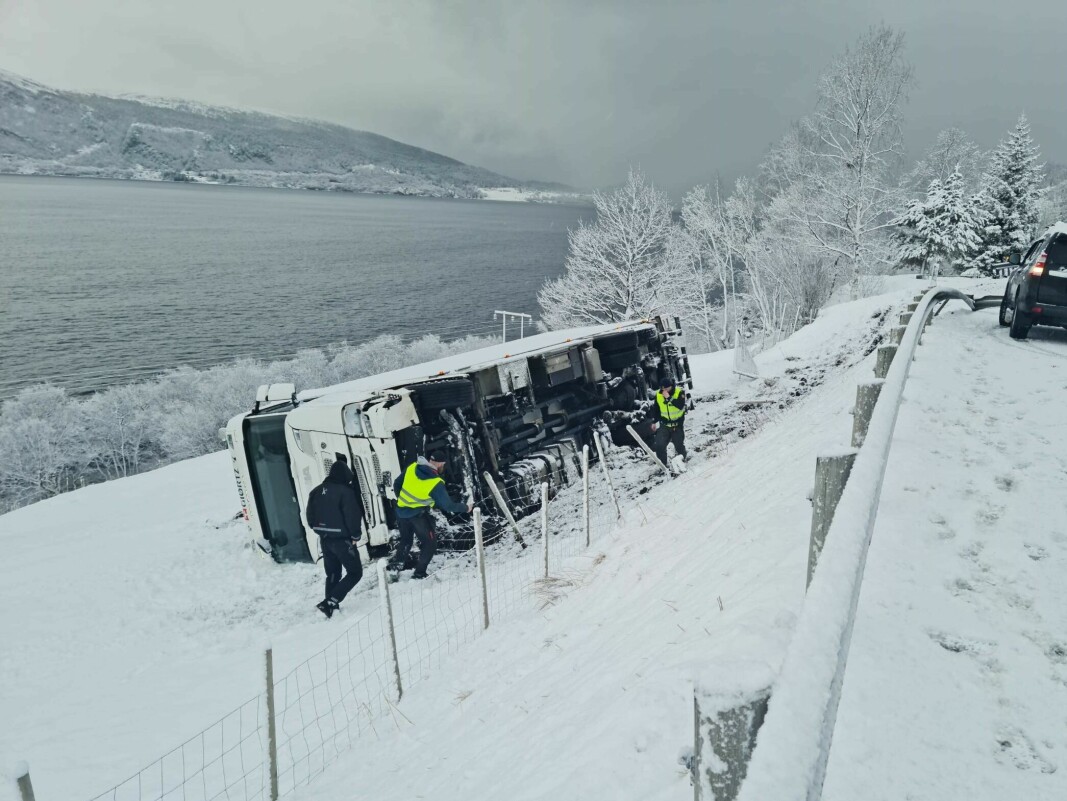 VÆRSKIFTE: Masse snø i løpet av morgentimene på tirsdag har gjort at det er veldig vanskelige kjøreforhold.