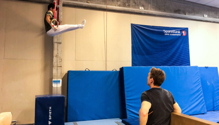 FOKUS: Jansen følger nøye med på teknikken til gymnastene. FOKUS: Jansen følger nøye med på teknikken til gymnastene.
