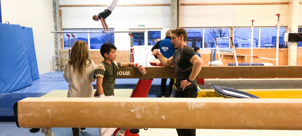 Turnhelt trener gymnaster i Ulsteinvik