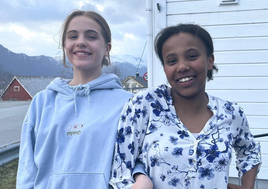 UNGE FRIVILLIGE: Jakobine Reite (13) og Sigrid Sætre (12) hjalp til under vårbasaren.