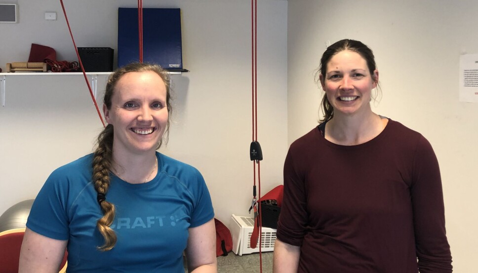 FOKUS PÅ FOREBYGGING: Silje Vallestad og Ingunn Botnmark sørger for tilbudet på frisklivssentralen i Vanylven. På senteret hjelper de voksne og eldre med trening og livsmestring.
