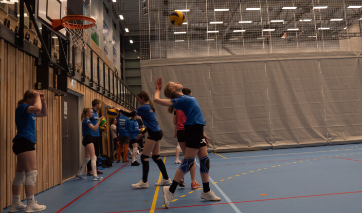 SLÅR TIL: Slik ser det ut på trening med KFUM Volda U15. SLÅR TIL: Slik ser det ut på trening med KFUM Volda U15.