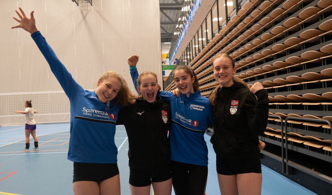JUBLENDE GLADE: Jentene (f.v.) Hanne Hovlid (14), Ingrid Humberset (12), Edna Todorova (13) og Ingrid Kristine Simonsen er godt fornøyde med å ha vunnet norgesmesterskapet i volleyball.