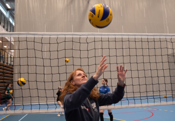 Kristin Indresøvde er en av 250 frivillige som er med på organiseringen. Hun er selv en habil volleyballspiller.