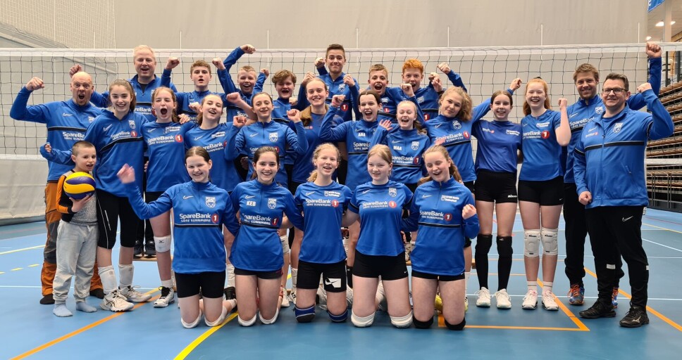 KONKURRANSEKLARE: KFUM Volda JU15 jakter gull i helgens NM på hjemmebane. Her avbildet sammen med noen spillere fra guttelaget. KONKURRANSEKLARE: KFUM Volda JU15 jakter gull i helgens NM på hjemmebane. Her avbildet sammen med noen spillere fra guttelaget.