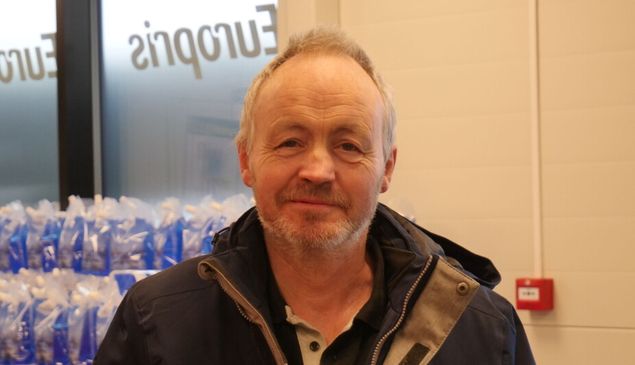 DEN FØRSTE KUNDEN: Anders Bueide trodde butikken åpnet i går men synes det er spennende å være den første.