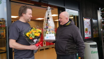 HEIER PÅ NÆRINGEN: Jon Heltne fra Volda Næringsforum gratulerte Øverlid med ny butikk. HEIER PÅ NÆRINGEN: Jon Heltne fra Volda Næringsforum gratulerte Øverlid med ny butikk.