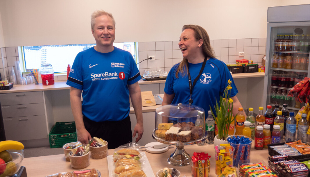 GOD STEMNING: Bernt Humberset, trener for U15 guttelaget, og kiosknansvarlig, Hanne Elin Harnes, gleder seg til helga. GOD STEMNING: Bernt Humberset, trener for U15 guttelaget, og kiosknansvarlig, Hanne Elin Harnes, gleder seg til helga.