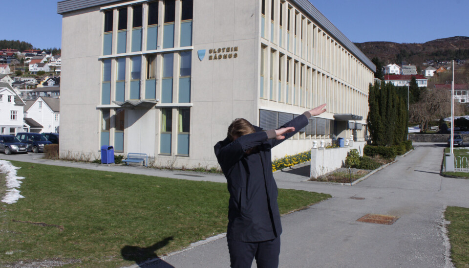 'MR. DAB': Ulsteinordfører Knut Erik Engh har også tidligere latt seg begeistre. Her med en ungdommelig 'dab' fra en tidligere anledning, utenfor rådhuset i kommunen. 'MR. DAB': Ulsteinordfører Knut Erik Engh har også tidligere latt seg begeistre. Her med en ungdommelig 'dab' fra en tidligere anledning, utenfor rådhuset i kommunen.