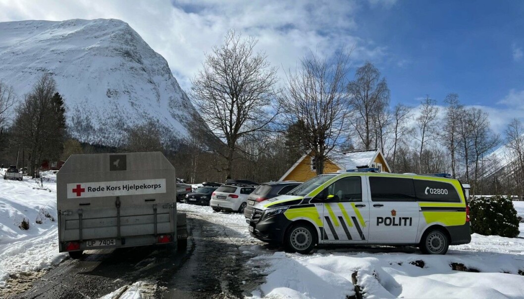 SKÅRASALEN: Nødetatene og Røde Kors Hjelpekorps rykte ut til rasområdet. SKÅRASALEN: Nødetatene og Røde Kors Hjelpekorps rykte ut til rasområdet.