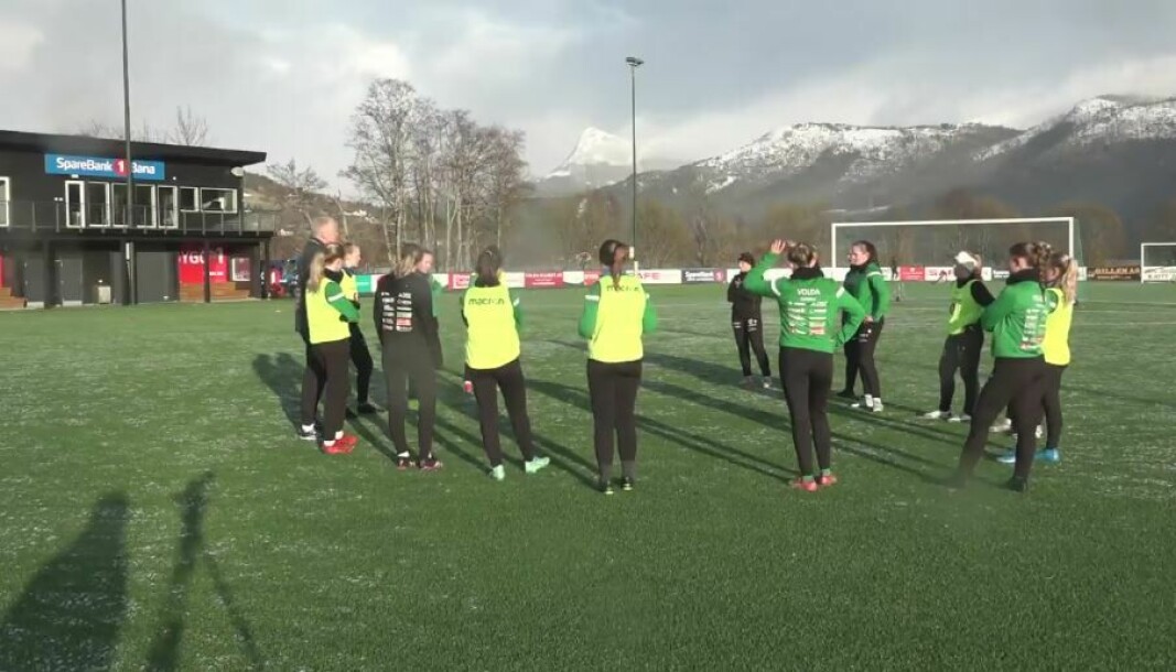 TRENING: Trener Ole Per Kragset deler ut instruksjoner til spillerne.