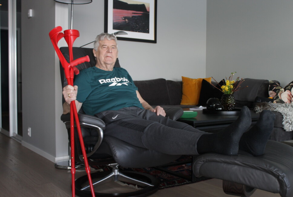 PÅ KRYKKER: Fotballdommar Kåre Fjørtoft støttar seg for tida på raude krykker, men han satsar å vere tilbake med dommardrakta på fotballbana til hausten.