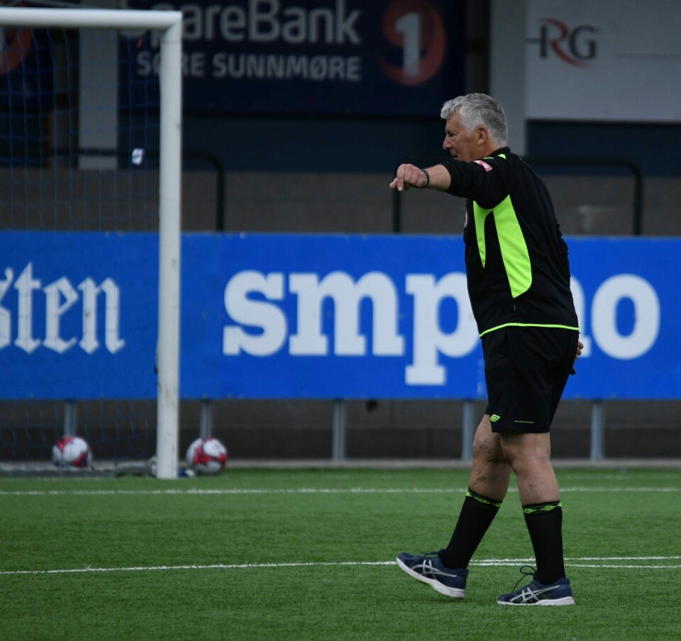 Kåre Fjørtoft dømmer kamp på Høddvoll stadion. Kåre Fjørtoft dømmer kamp på Høddvoll stadion.