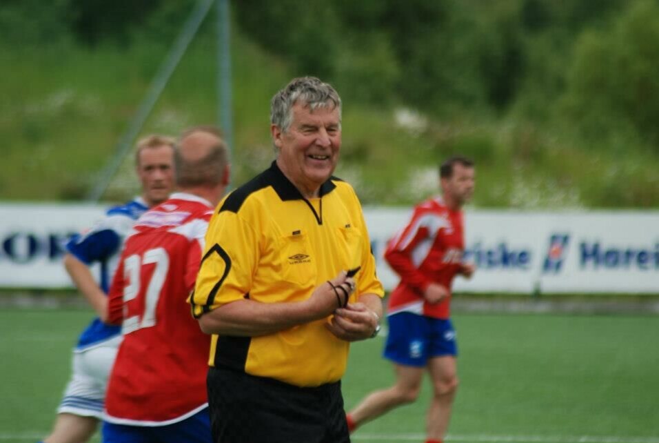 Fotballdommar Kåre Fjørtoft i sitt rette element.