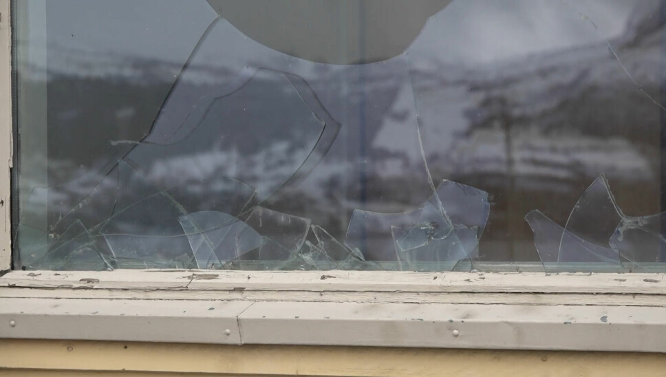 KNUST GLASS: Det var flere knuste vindu i boligene.
