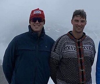TÅKE: Henrik (t.v.) sammen med sin bestevenn Fredrik Nygaard på toppen av Galdhøpiggen. TÅKE: Henrik (t.v.) sammen med sin bestevenn Fredrik Nygaard på toppen av Galdhøpiggen.