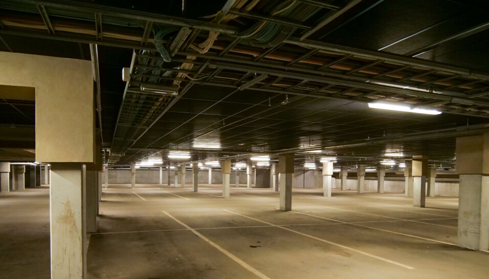 STÅR TOMT: Akkurat nå står parkeringsbygget helt tomt. Dette er fordi det pågår anleggsarbeid utenfor.