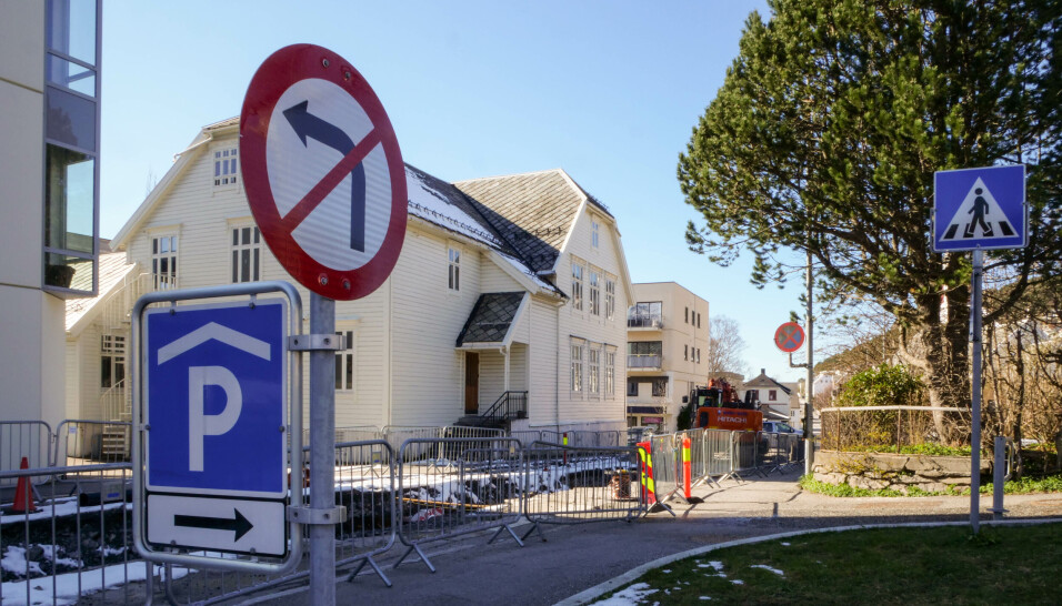 FOR LANGT UNNA?: Bygget som står til venstre for gravemaskinen i bakgrunnen er Sjøgata 61. Spørsmålet er om dette bygget er mer enn hundre meter i fra parkeringen.