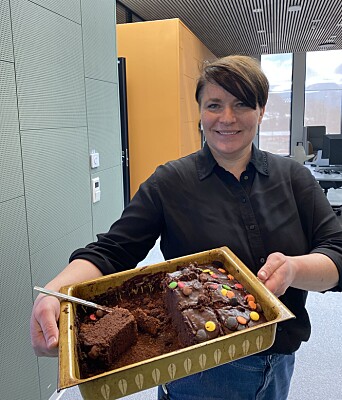 KAKEFREDAG: Hild Nordal feirer påske med kake. KAKEFREDAG: Hild Nordal feirer påske med kake.
