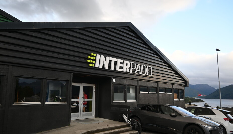 Nymalt inngang med logo: Utenfor Voldahallen.