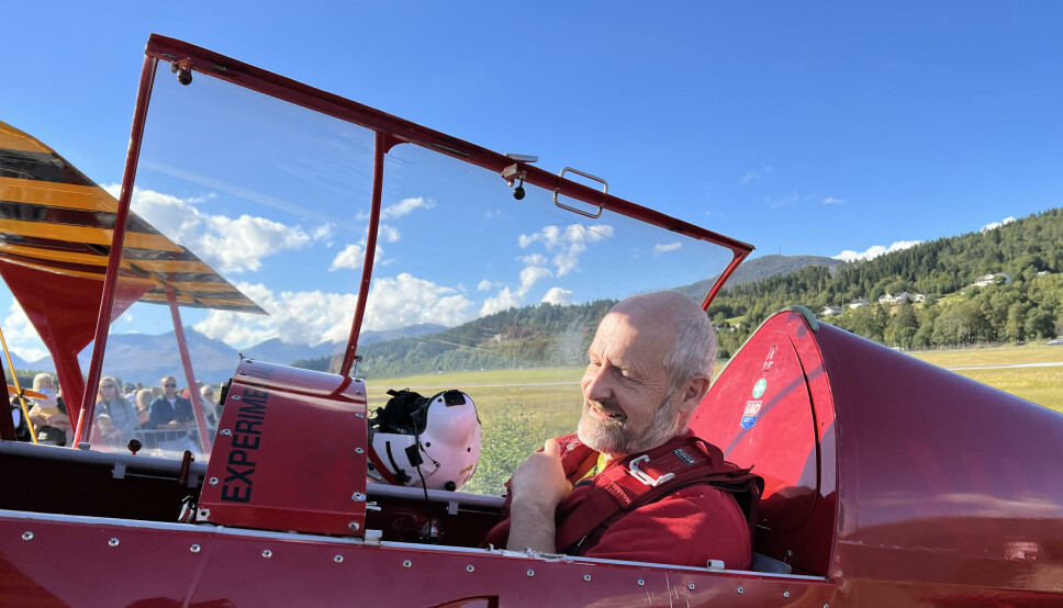 Trives i cockpiten: Gunnar Iversen på plass i sitt fly under flydagen på Hovden flyplass.