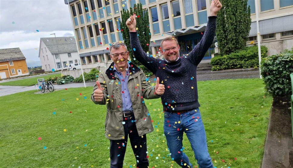 HØYDARE: Jubelen sto i taket da Ulstein kommune kom øverst på kommunekåringen til Kommunebarometeret. Her representert ved kommunedirektør Verner Larsen (t.v.) og ordfører Knut Erik Engh.