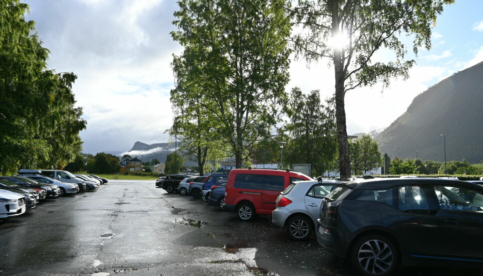 Helt fullt: Parkeringsplassen utenfor Høgskulen i Volda.