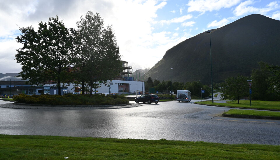 I rundkjøringer er bruk av blinklys viktig, slik denne campingbilen har forstått. Her fra rundkjøringen ved Kiwi Volda. I rundkjøringer er bruk av blinklys viktig, slik denne campingbilen har forstått. Her fra rundkjøringen ved Kiwi Volda.