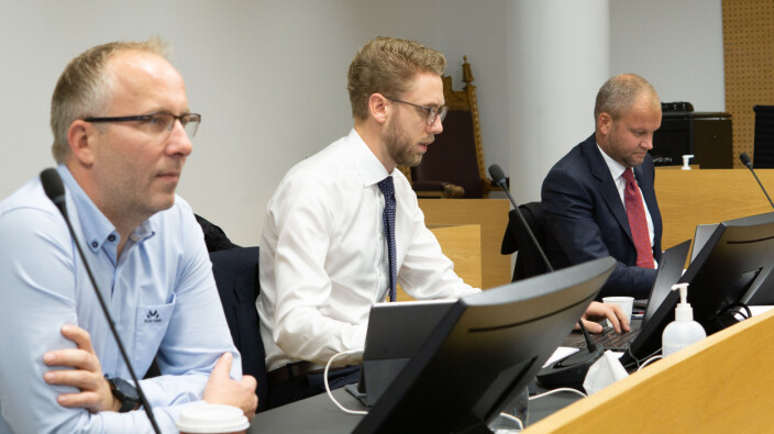 Advokat Øystein Myre Bremseth (til høyre) fører saken på vegne av NMI. Til venstre sitter styreleder i Langsetgruppen, Leif Magne Langset. Advokatfullmektig Benjamin Valentin Kristensen er plassert i midten.