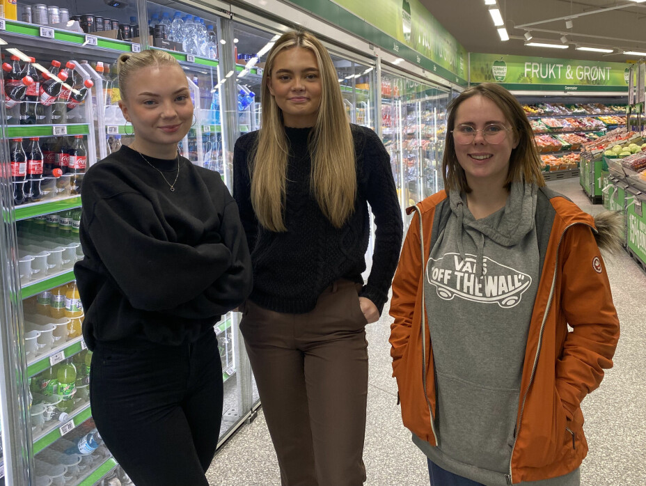 Andrea Gule Løsnes (f.v), Celina Olsen og Viktoria Garnes merker prisveksten på økonomien.