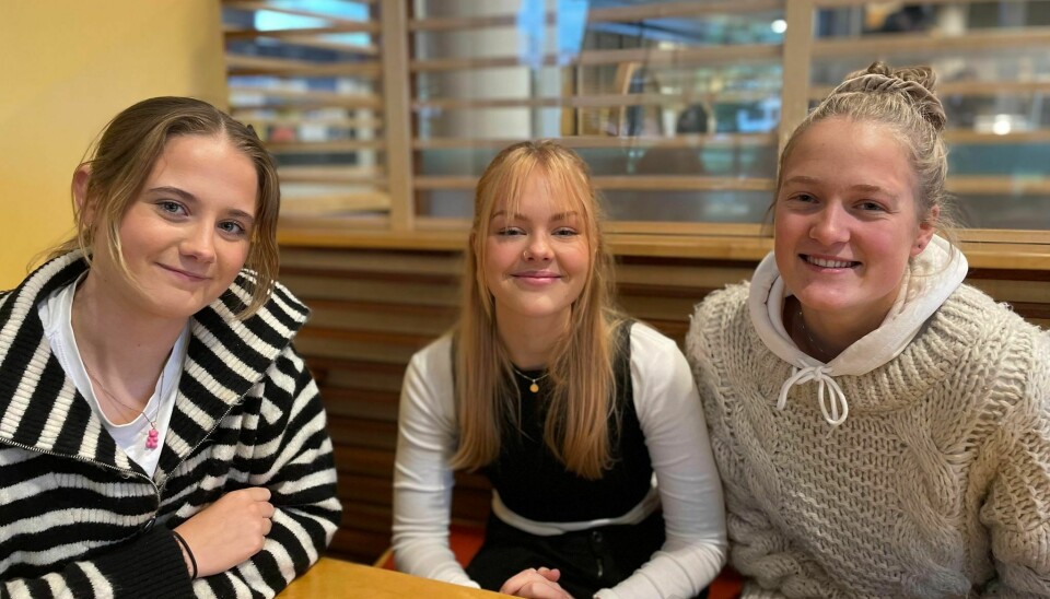 Tre nye studenter forteller om fadderuken og alkohol. Fra venstre: Tina Jensvold (18), Ellen Rangnes (20), Maya Othelie Lyshol, Daviknes (22) Foto: Oda Wiik.