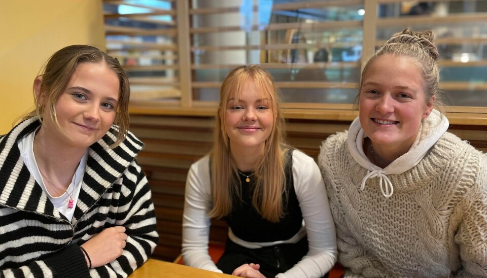 Tre nye studenter forteller om fadderuken og alkohol. Fra venstre: Tina Jensvold (18), Ellen Rangnes (20), Maya Othelie Lyshol, Daviknes (22) Foto: Oda Wiik. Tre nye studenter forteller om fadderuken og alkohol. Fra venstre: Tina Jensvold (18), Ellen Rangnes (20), Maya Othelie Lyshol, Daviknes (22) Foto: Oda Wiik.