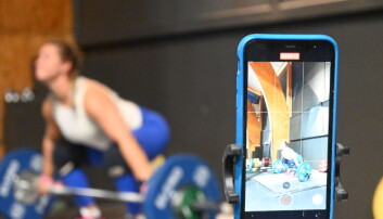 Viser progresjonen: Vektløfteren bruker selfiestang til å dokumentere treningene.