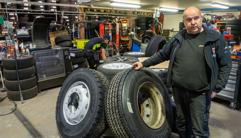 KAN BLI PROBLEMATISK: Pål Grebstad i Dekkservice Volda opplever vinterdekkmangelen. KAN BLI PROBLEMATISK: Pål Grebstad i Dekkservice Volda opplever vinterdekkmangelen.