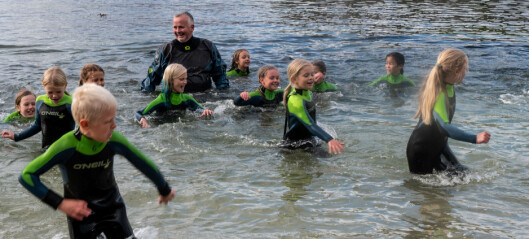 Barna på Larsnes får svømmeopplæring i sjøen