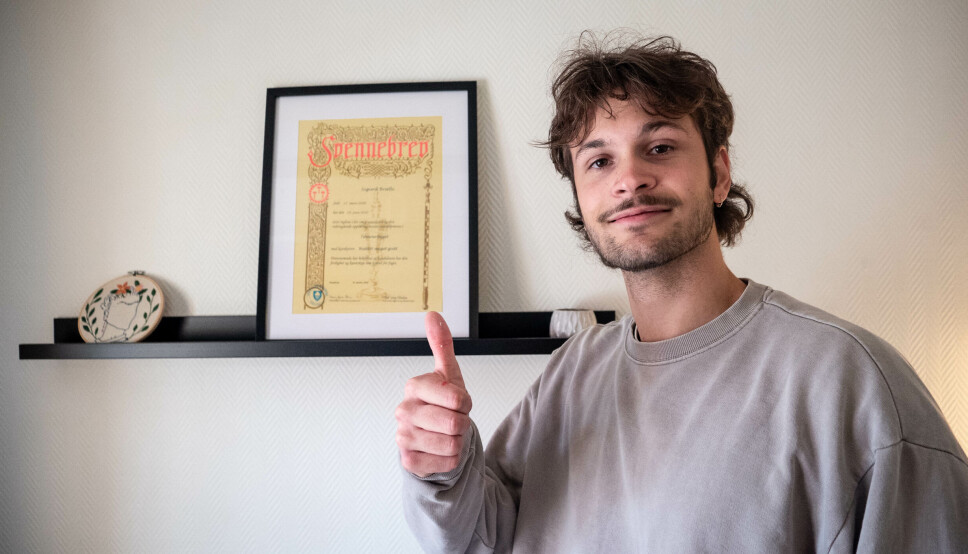 SVENNEBREV: Før Sigurd Bratli startet skolegangen som medieproduksjonsstudent ved Høgskulen i Volda rakk han å ta et svennebrev i tømrerfaget. SVENNEBREV: Før Sigurd Bratli startet skolegangen som medieproduksjonsstudent ved Høgskulen i Volda rakk han å ta et svennebrev i tømrerfaget.