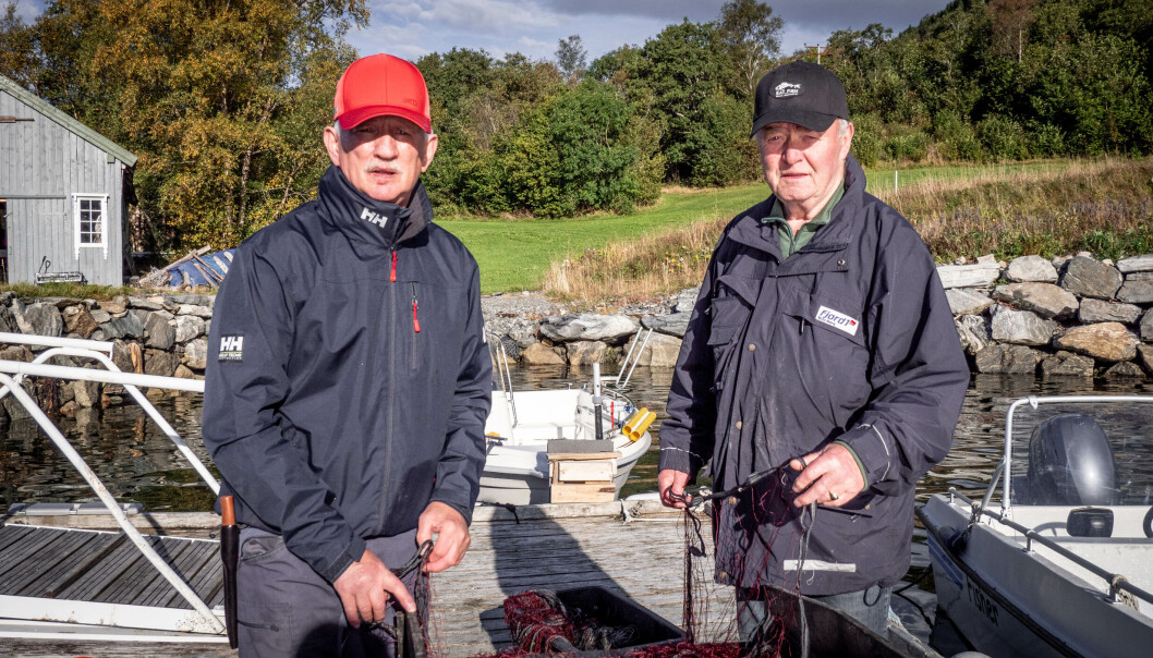 TORSK I GARNET: Åge Haddal (t.v.) og Jarle Lid fikk en uvanlig fangst da de skulle hente opp krabbegarn på mandag. TORSK I GARNET: Åge Haddal (t.v.) og Jarle Lid fikk en uvanlig fangst da de skulle hente opp krabbegarn på mandag.