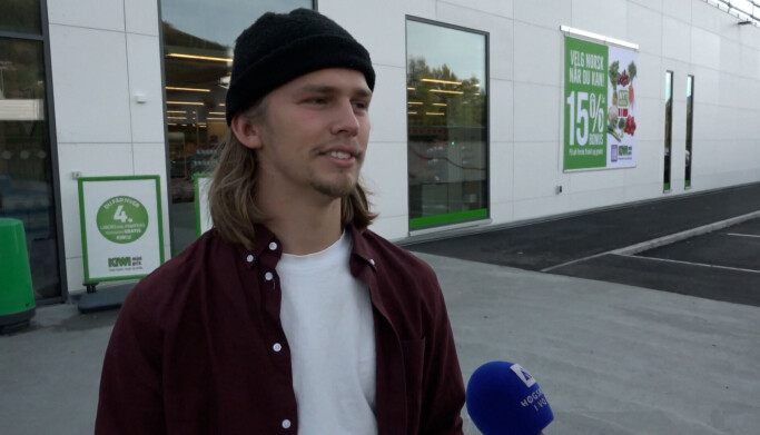 Ingen stor tilhenger: William Nicolaisen (21) setter seg sjeldent ned og nyter et fårikål-måltid Ingen stor tilhenger: William Nicolaisen (21) setter seg sjeldent ned og nyter et fårikål-måltid
