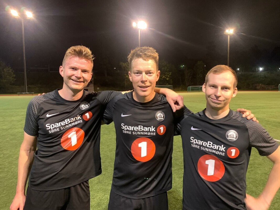 SPESIELL DETALJ: Sparebank 1 Søre Sunnmøre pryder drakten til tredjedivisjonsklubben Lokomotiv Oslo. På bildet fv. Adrian Nyland Ørsahl, Vegard Brattset og Nils Olav Smestad. SPESIELL DETALJ: Sparebank 1 Søre Sunnmøre pryder drakten til tredjedivisjonsklubben Lokomotiv Oslo. På bildet fv. Adrian Nyland Ørsahl, Vegard Brattset og Nils Olav Smestad.
