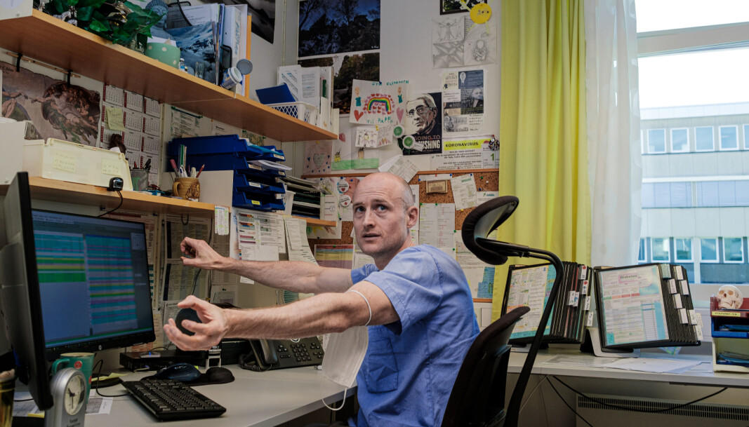På kontoret til fastlege Olav-Andre Myklebust heng det både tegningar, fotografier og gule gardiner. På kontoret til fastlege Olav-Andre Myklebust heng det både tegningar, fotografier og gule gardiner.