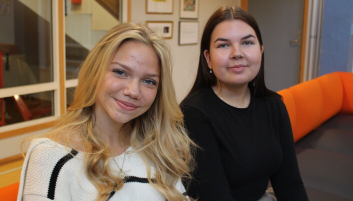 Mariana Halsen og Emilie Hansen synes det er skummelt at det både deles og selges nakenbilder av unge jenter på nett.