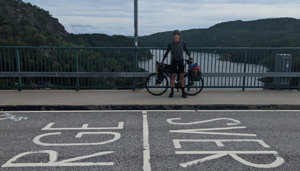 PÅ GRENSA: Luca synes et av høydepunktene var å stå på grensa mellom Norge og Sverige.
