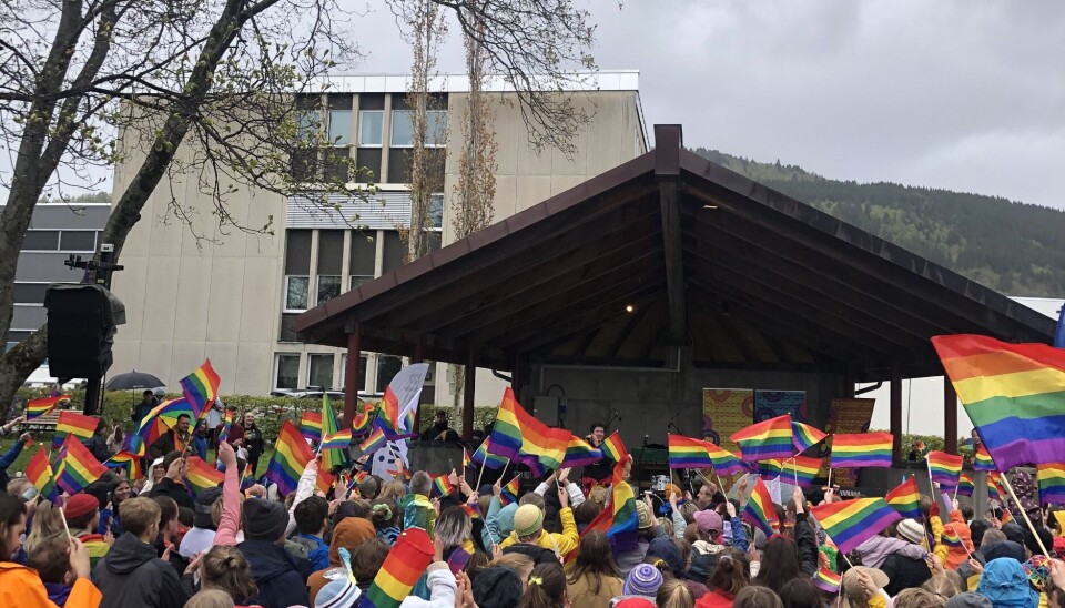 Det var et folkehav i Volda sentrum under pride-paraden i mai. Slikt oppmøte vil Øverbø ha mer av i fremtiden.