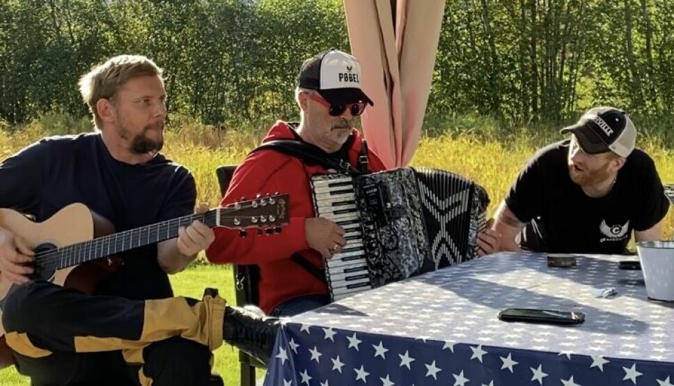 Fra Venstre: Kent Tandstad (Vokal/rytmegitar), Magne Saure (trekkspill/vokal/tangent) og Øystein Nybø (trommeslager og bandleder) i aksjon i hagen til Øystein.